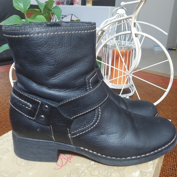 boots - Picture 2 of 3